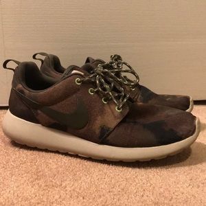 Nike Roshe Run sneakers sz 7 camo